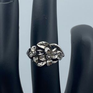 Vintage Avon Antique Silver Tone Flower Ring Textured Floral 3-D Adjustable 4-5
